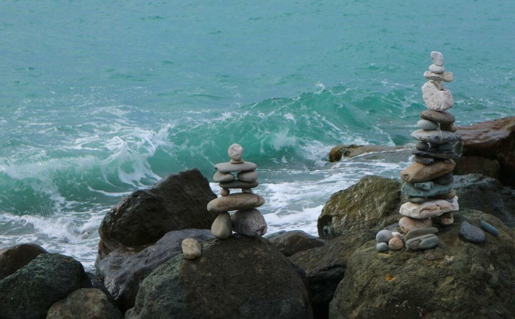 Meditatie stenen bij de zee