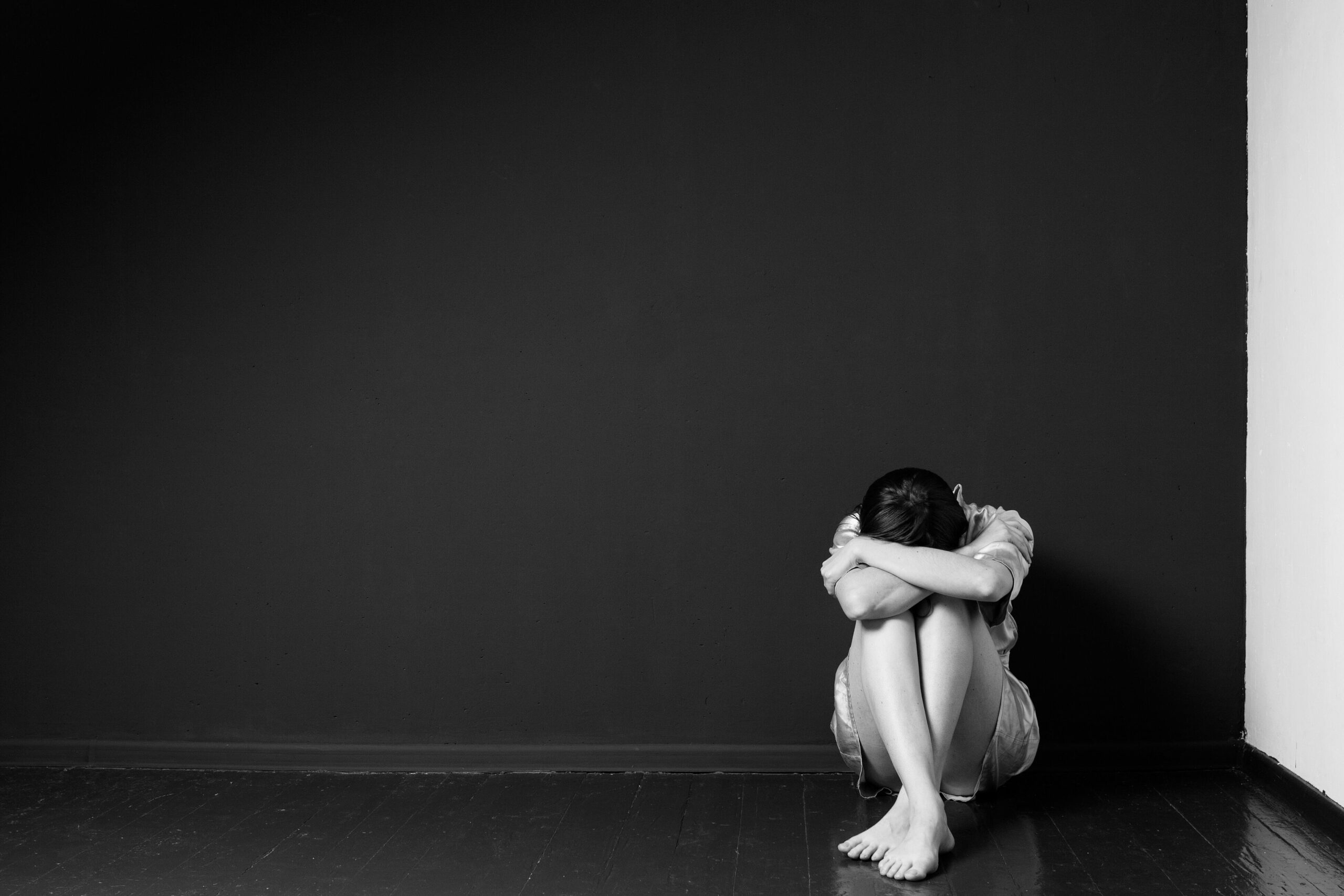 verdriet vrouw in kamer