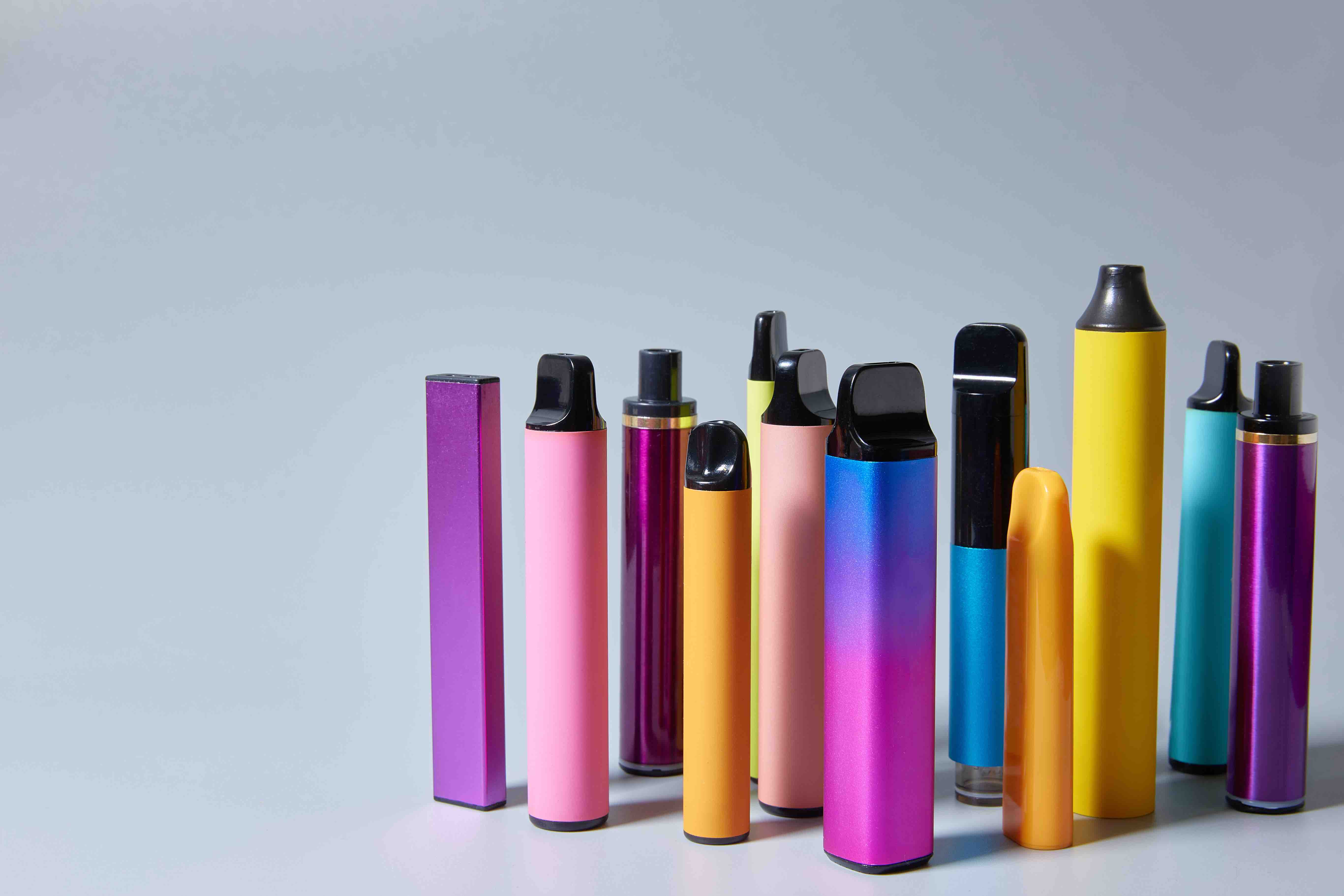 Vape e-cigarettes on a gray background with a place for text or product advertising Vape waarom is het slecht?