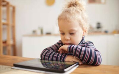 Eén op de vijf jonge kinderen gebruikt vier of meer schermen: wat betekent dit voor opvoeders en scholen?