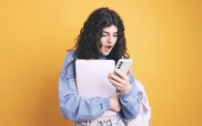 Nieuw onderzoek: kinderen die voor hun 13e op sociale media gaan halen een half jaar later lagere cijfers